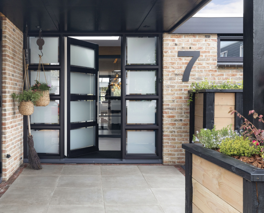 Kozijn & Zo Hoogvliet - zwarte kunststof kozijnen in Rozenburg - kunststof voordeuren met zijlichten