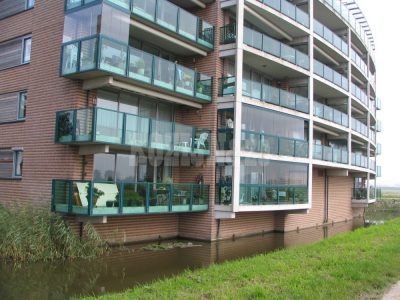 Kozijn & Zo Hoogvliet - volglazen schuifwand of balkonbeglazing voor lekker buiten zitten op balkon of onder de veranda